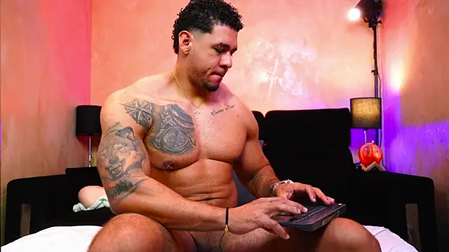 Snapshot of MassimoWalton2 chatting on April 2026 02:18:02 PM MassimoWalton2 online show from April 2026 02:18:02 PM