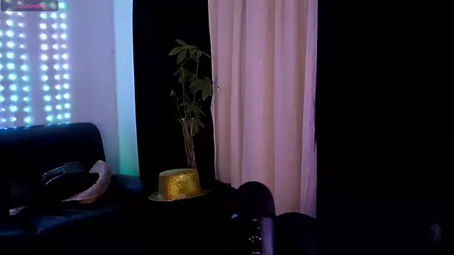 Snapshot of DamienSliick chatting on November 2025 08:36:02 AM DamienSliick online show from November 2025 08:36:02 AM