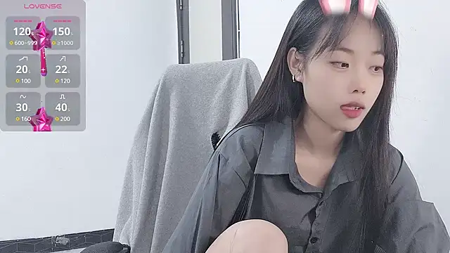 Snapshot of Lvy--v chatting on December 2024 07:48:02 PM Lvy--v online show from December 2024 07:48:02 PM