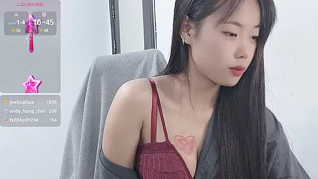 Snapshot of Lvy--v chatting on December 2024 10:52:02 PM Lvy--v online show from December 2024 10:52:02 PM