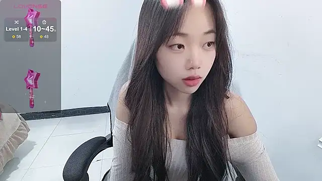 Snapshot of Lvy--v chatting on December 2024 10:49:02 PM Lvy--v online show from December 2024 10:49:02 PM