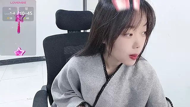 Snapshot of Lvy--v chatting on December 2024 10:47:01 PM Lvy--v online show from December 2024 10:47:01 PM