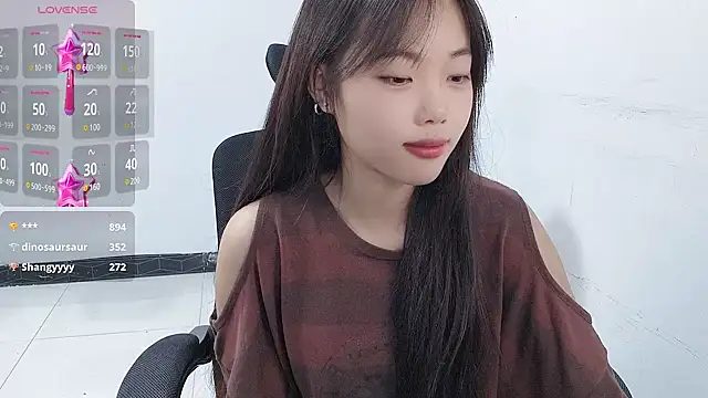 Snapshot of Lvy--v chatting on January 2025 01:53:02 AM Lvy--v online show from January 2025 01:53:02 AM