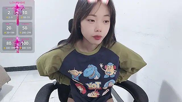 Snapshot of Lvy--v chatting on January 2025 10:44:02 PM Lvy--v online show from January 2025 10:44:02 PM