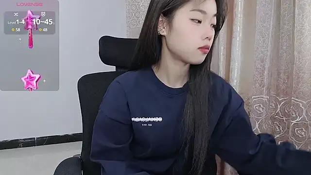 Snapshot of Lvy--v chatting on January 2025 10:41:02 PM Lvy--v online show from January 2025 10:41:02 PM