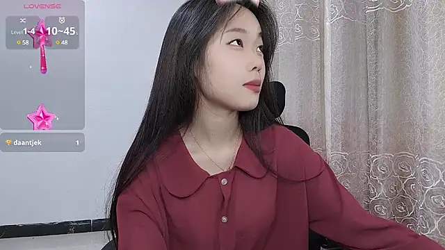 Snapshot of Lvy--v chatting on March 2025 07:39:01 PM Lvy--v online show from March 2025 07:39:01 PM