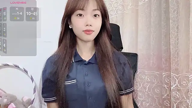 Snapshot of Lvy--v chatting on October 2025 10:44:02 PM Lvy--v online show from October 2025 10:44:02 PM