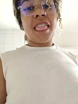 VitoriaFernandes online show from November 2025 06:02:01 PM