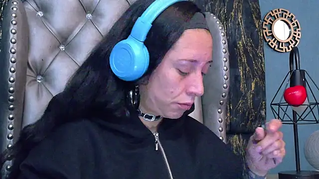 Snapshot of LusstCruella chatting on April 2026 12:22:01 PM LusstCruella online show from April 2026 12:22:01 PM