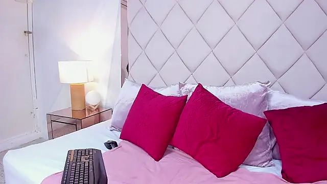 Snapshot of melaniee_jones chatting on February 2026 05:08:01 PM melaniee jones online show from February 2026 05:08:01 PM