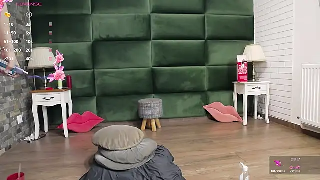 Snapshot of SelenSummer chatting on September 2025 04:11:02 AM SelenSummer online show from September 2025 04:11:02 AM