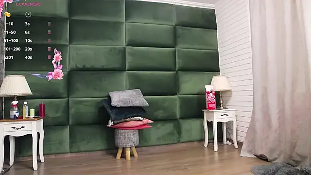 Snapshot of SelenSummer chatting on September 2025 04:13:02 AM SelenSummer online show from September 2025 04:13:02 AM