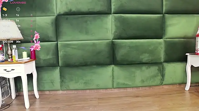 Snapshot of SelenSummer chatting on October 2025 04:10:02 AM SelenSummer online show from October 2025 04:10:02 AM