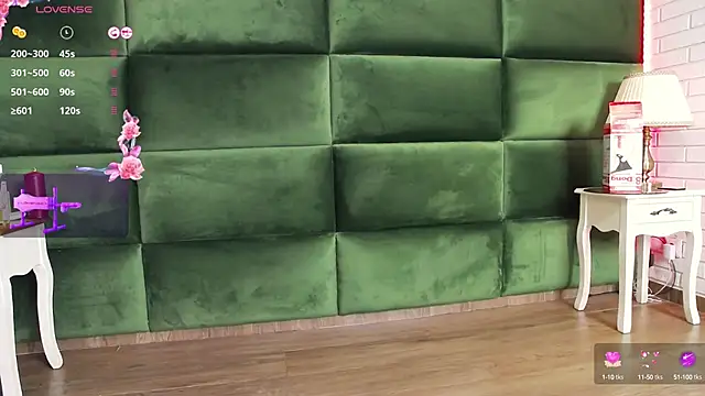 Snapshot of SelenSummer chatting on October 2025 04:11:01 AM SelenSummer online show from October 2025 04:11:01 AM