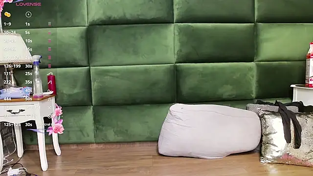 Snapshot of SelenSummer chatting on October 2025 06:59:01 PM SelenSummer online show from October 2025 06:59:01 PM