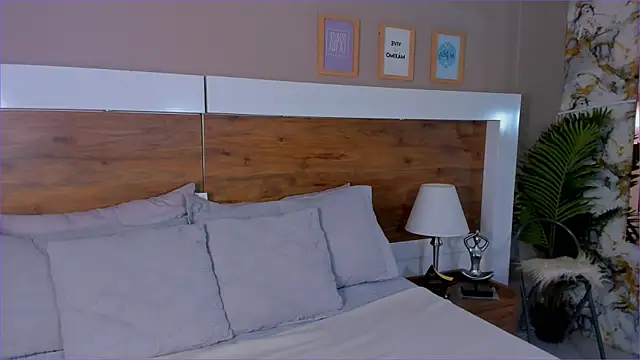 EmaBakker online show from November 2025 12:16:01 PM