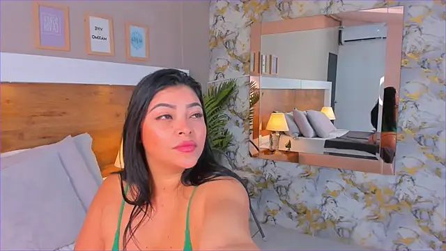 EmaBakker online show from November 2025 12:41:02 PM