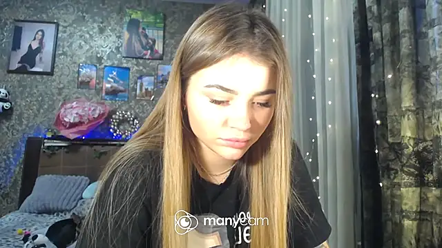 Snapshot of BonnyShy chatting on December 2024 11:33:01 AM BonnyShy online show from December 2024 11:33:01 AM