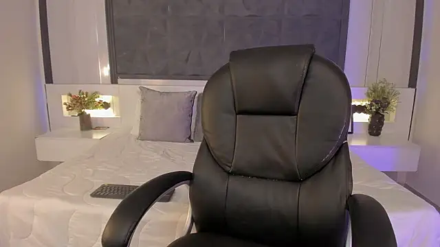 SaraGomez1 online show from February 2026 01:44:01 PM