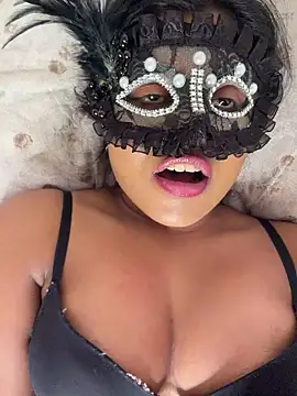 Snapshot of Bella_Luna18 chatting on November 2025 07:36:01 PM Bella Luna18 online show from November 2025 07:36:01 PM