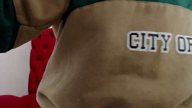 Snapshot of CarolineBrunx chatting on February 2025 07:21:01 AM CarolineBrunx online show from February 2025 07:21:01 AM