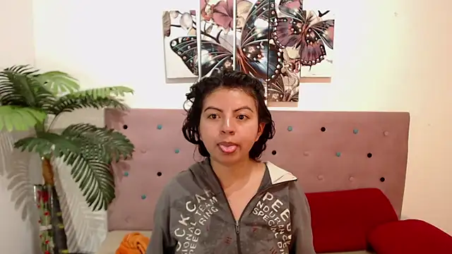 Snapshot of CarolineBrunx chatting on March 2025 07:15:01 AM CarolineBrunx online show from March 2025 07:15:01 AM