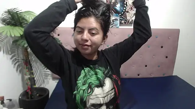 Snapshot of CarolineBrunx chatting on March 2025 03:57:01 AM CarolineBrunx online show from March 2025 03:57:01 AM