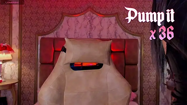 SoffiQueen online show from November 2025 06:19:01 PM