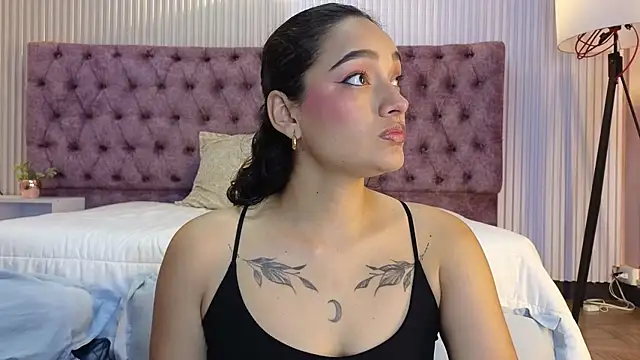 Snapshot of EMILYY_FOXY chatting on December 2025 07:01:02 PM EMILYY FOXY online show from December 2025 07:01:02 PM