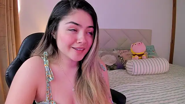 Snapshot of Lau_Bee chatting on December 2024 03:33:02 PM Lau Bee online show from December 2024 03:33:02 PM