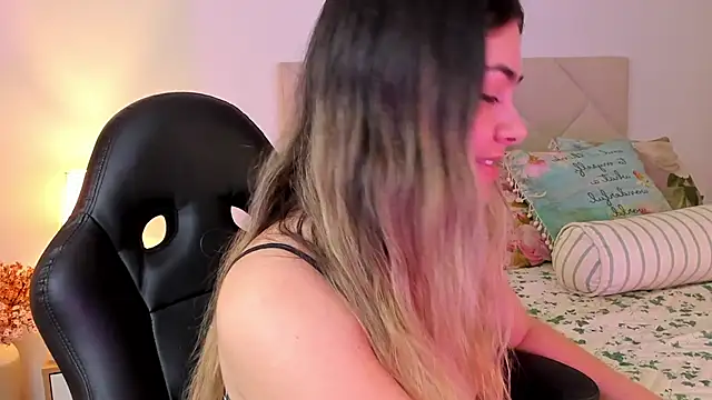 Snapshot of Lau_Bee chatting on December 2024 06:52:02 PM Lau Bee online show from December 2024 06:52:02 PM