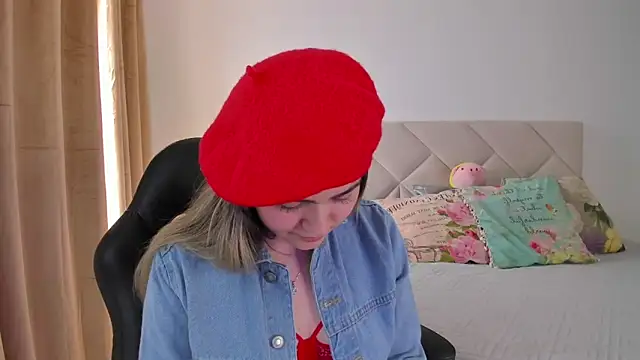 Snapshot of Lau_Bee chatting on January 2025 03:28:02 PM Lau Bee online show from January 2025 03:28:02 PM