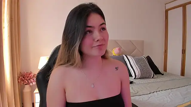 Snapshot of Lau_Bee chatting on January 2025 02:45:01 PM Lau Bee online show from January 2025 02:45:01 PM