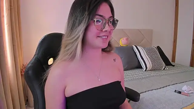 Snapshot of Lau_Bee chatting on January 2025 06:17:01 PM Lau Bee online show from January 2025 06:17:01 PM