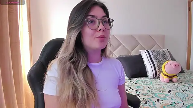 Snapshot of Lau_Bee chatting on January 2025 03:24:01 PM Lau Bee online show from January 2025 03:24:01 PM