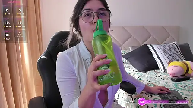 Snapshot of Lau_Bee chatting on January 2025 02:50:01 PM Lau Bee online show from January 2025 02:50:01 PM