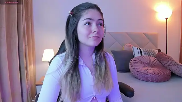 Snapshot of Lau_Bee chatting on February 2025 03:49:02 PM Lau Bee online show from February 2025 03:49:02 PM