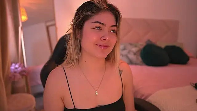 Snapshot of Lau_Bee chatting on October 2025 04:30:02 PM Lau Bee online show from October 2025 04:30:02 PM