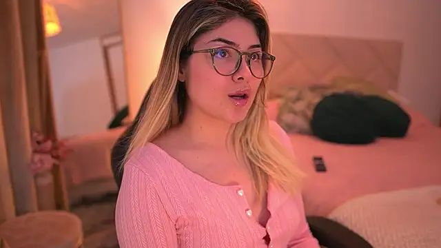 Snapshot of Lau_Bee chatting on October 2025 12:57:01 AM Lau Bee online show from October 2025 12:57:01 AM