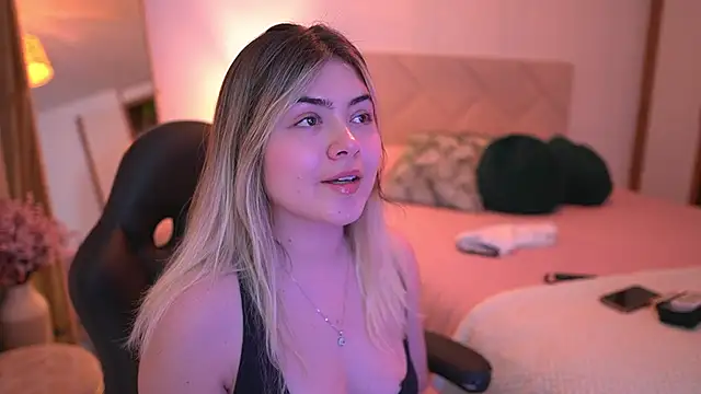 Snapshot of Lau_Bee chatting on October 2025 05:35:02 PM Lau Bee online show from October 2025 05:35:02 PM