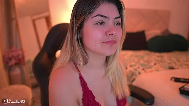 Snapshot of Lau_Bee chatting on October 2025 06:35:02 PM Lau Bee online show from October 2025 06:35:02 PM