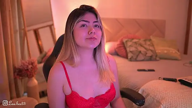 Snapshot of Lau_Bee chatting on November 2025 04:07:02 PM Lau Bee online show from November 2025 04:07:02 PM