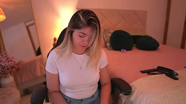 Snapshot of Lau_Bee chatting on November 2025 07:13:01 PM Lau Bee online show from November 2025 07:13:01 PM