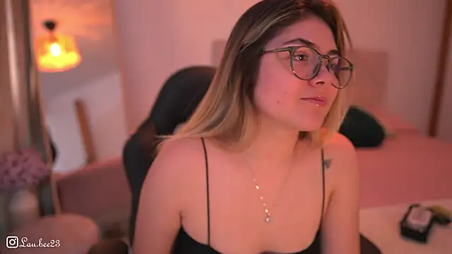 Snapshot of Lau_Bee chatting on November 2025 05:57:01 PM Lau Bee online show from November 2025 05:57:01 PM