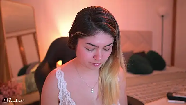 Snapshot of Lau_Bee chatting on December 2025 07:53:02 PM Lau Bee online show from December 2025 07:53:02 PM