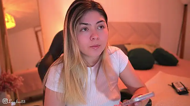 Snapshot of Lau_Bee chatting on December 2025 03:51:02 PM Lau Bee online show from December 2025 03:51:02 PM