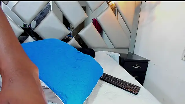 Nahomi-Hill online show from April 2026 02:33:01 AM