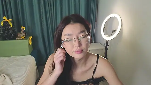 Snapshot of AudreyMell chatting on December 2025 03:06:01 PM AudreyMell online show from December 2025 03:06:01 PM