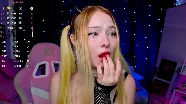 Snapshot of ElswythCovil chatting on September 2025 04:05:01 AM ElswythCovil online show from September 2025 04:05:01 AM