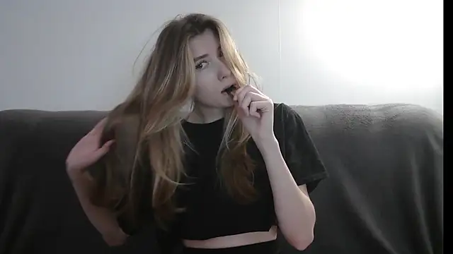 Snapshot of ErikaShyy chatting on February 2025 02:15:01 PM ErikaShyy online show from February 2025 02:15:01 PM